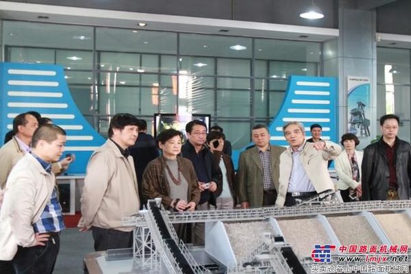 中国科协副主席陈章良率考察团赴南方路机调研