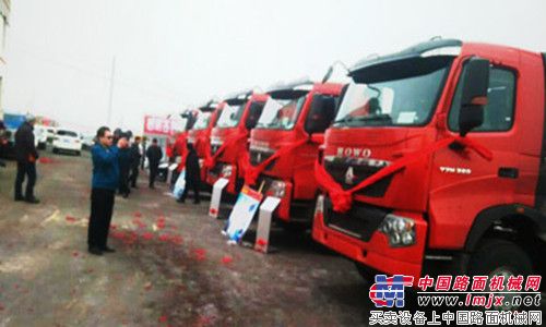 中国重汽T7H自卸车批量导入哈尔滨