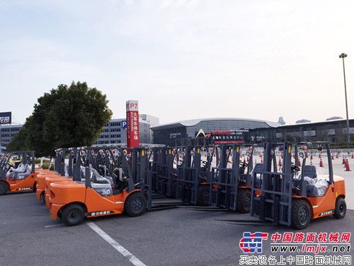 中联重科叉车产品顺利交付上海新国际博览中心