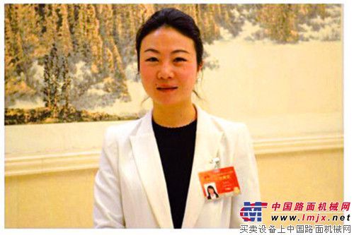 来自山河智能的全国人大代表张晓庆为进城务工人员代言