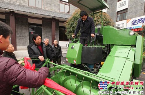 中联重科交付新型农机 助力韶山村丰产丰收