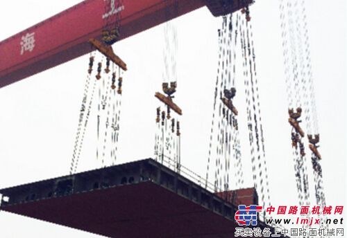 中海工業2台900噸門式起重機聯吊試驗成功