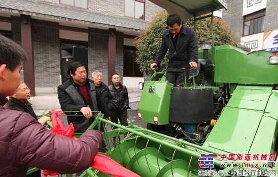 中联重科新型农机助力韶山村丰产丰收