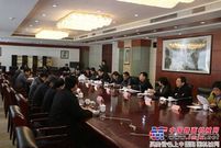 上海市政府副秘书长黄融到沪通铁路中铁一局管段调研