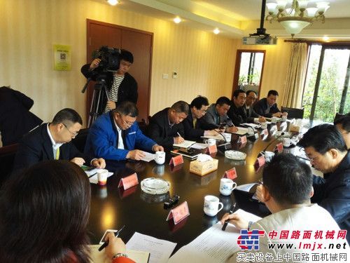 长沙市委常委、副市长张迎春一行莅临山河智能考察调研