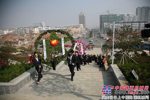 铭记先烈遗志 激发开拓精神 方圆集团组织青年职工祭扫海阳烈士陵园