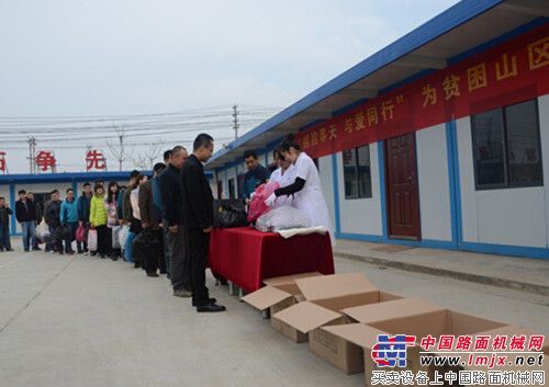 中交一公局徐州三环4标项目为贫苦山区群众捐赠衣物
