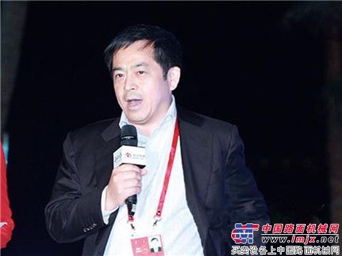 习近平主持博鳌企业家座谈会 向文波作为16家中企代表之一受邀出席