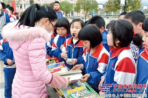 涟源三一学校举行感恩义卖活动