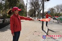 牡丹盛开时 铁建人文明助交通