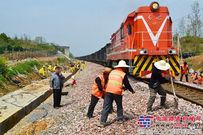 十五局六公司石长项目：“天窗”点内忙上砟
