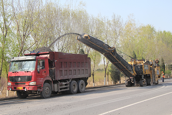 卡特彼勒PM200銑刨機在北京木燕路施工作業