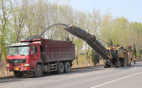 卡特彼勒PM200铣刨机在北京木燕路施工作业