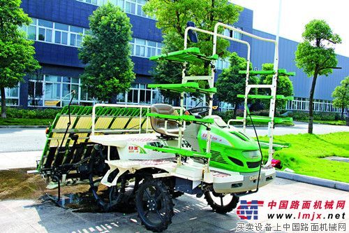 中聯(lián)重科“谷王”SG80插秧機(jī)成為水稻機(jī)插新選擇