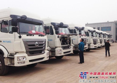 中國重汽25台豪瀚LNG牽引車入駐銅川市場