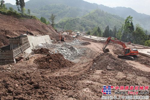 万利高速公路五分部展开梁场基建施工