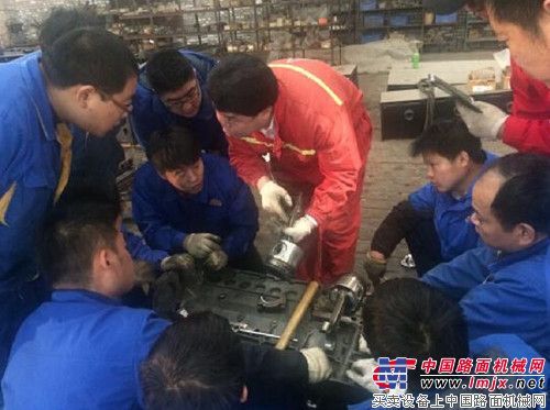 陕建机械举办道依茨发动机技能培训