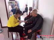 黑龙江省庆安县志愿者为老人送温暖