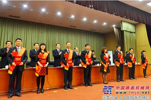 山推在济宁市“五一”表彰会上受表彰