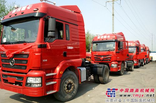 陕汽卡车特技极限体验登陆青岛 港口牵引车订货会签单98辆