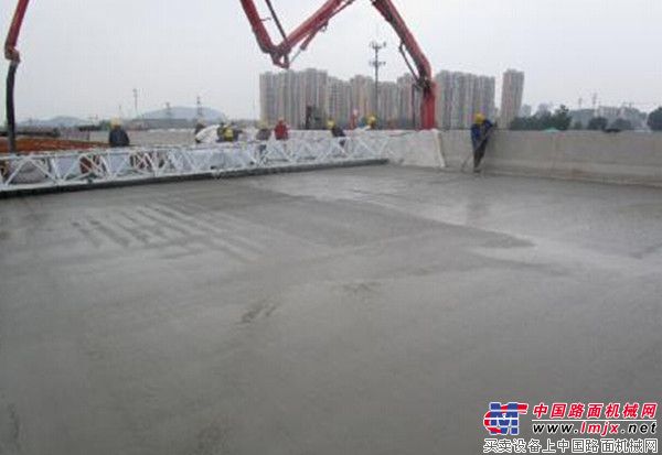 徐州西三环4标在全线首家采用轴式砼摊铺机进行桥面施工