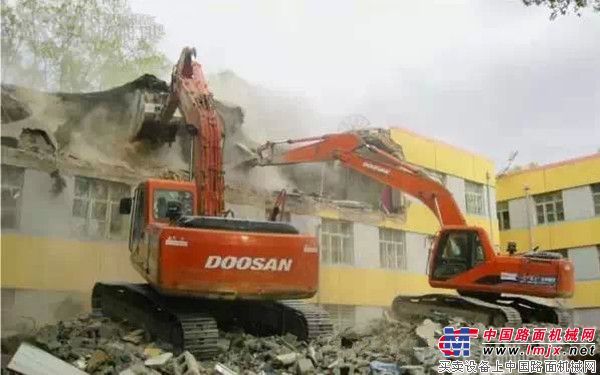 斗山派遣建筑设备援助尼泊尔灾后重建