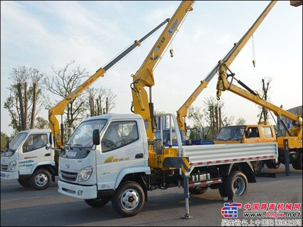 徐工小噸位隨車吊穩(wěn)占江蘇常州苗木市場 