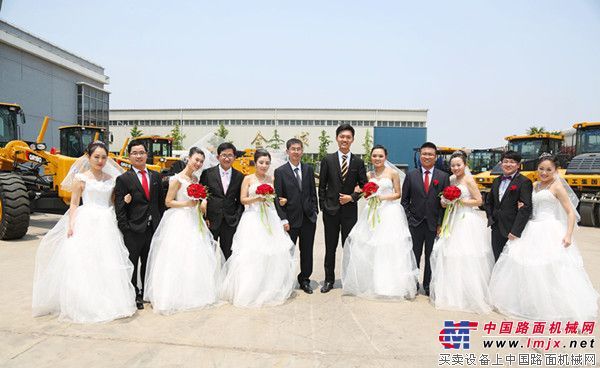 徐工道路为新婚职工送上私人订制的“工程机械风婚纱照”