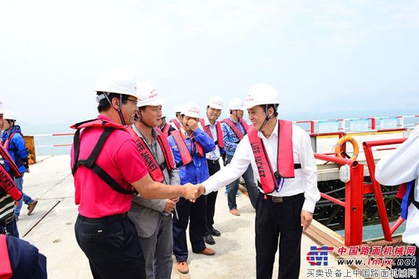 方圆参建平潭海峡大桥的水上平台搅拌站安装顺利