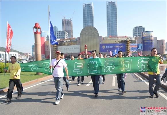 大连叉车：徒步大会上的七彩虹