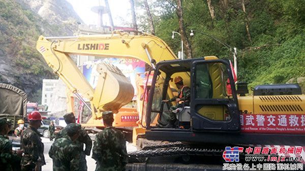 力士德挖掘机圆满完成尼泊尔抗震回国