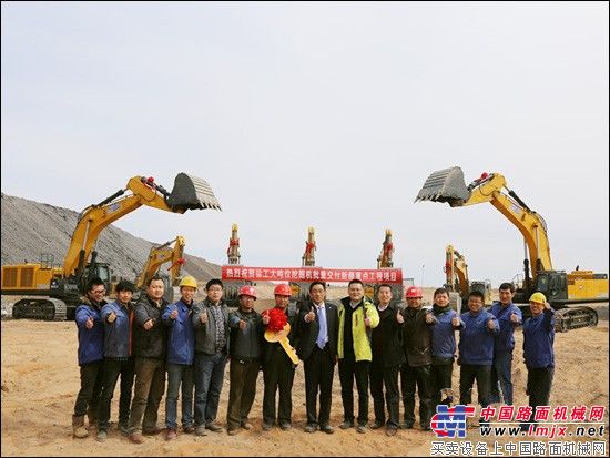 徐工大吨位挖机批量交付新疆重点工程项目 