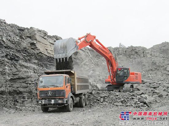 力士德高效蓄能挖掘机亮相内蒙古煤矿区