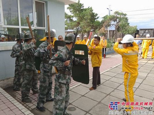 中铁十五局乌鲁木齐集装箱中心站项目开展“反恐维稳应急演练”活动