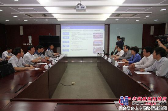 烟台市代市长张永霞一行访问斗山机械