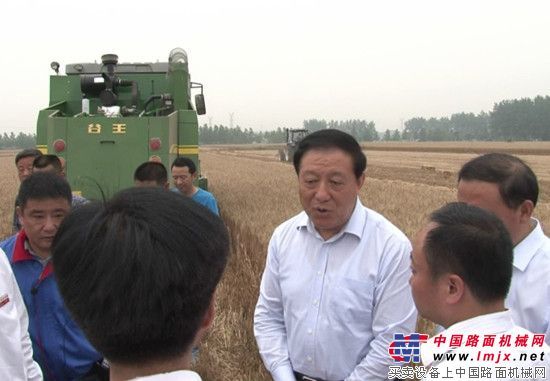 梁卫国称赞中联重科农机真高效