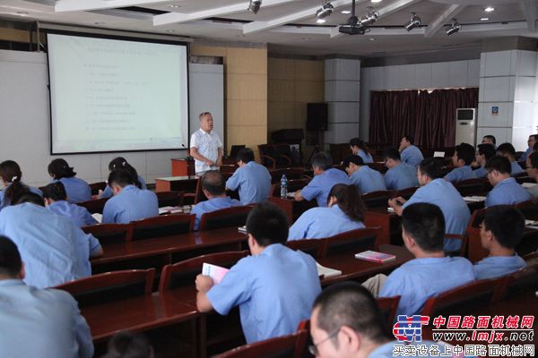 陕建机举办QC小组活动培训班