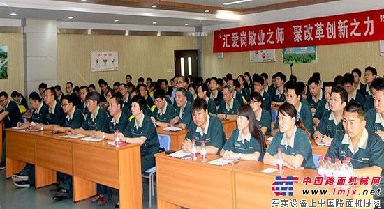 山推劳模大讲堂走进楚天传递正能量