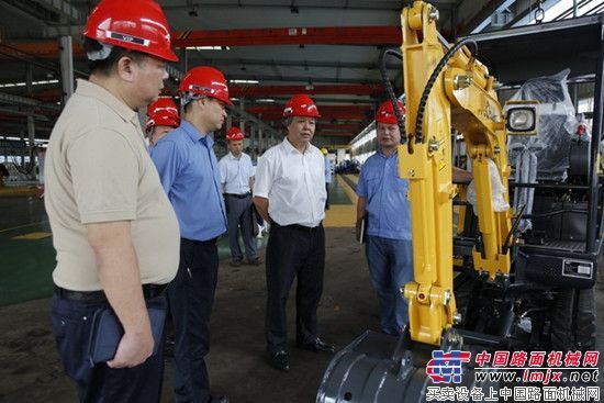 玉林市检察院检察长杨天寿一行来玉柴调研