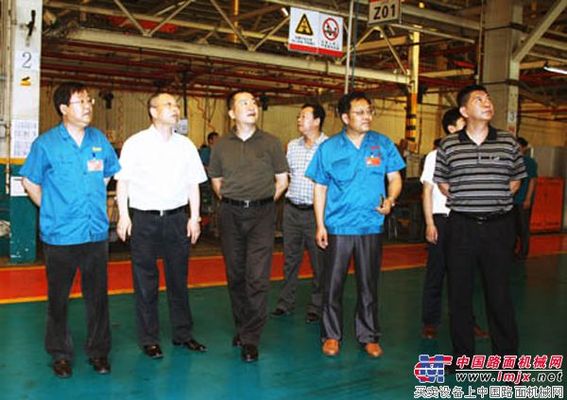 国家质检总局领导到中国重汽调研