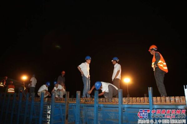 中铁一局长清黄河公路大桥首片30米箱梁浇筑完成