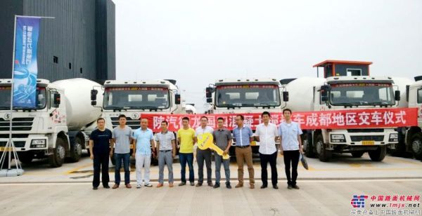 35輛陝汽德龍F3000水泥攪拌車為成都天府新區建設添動力