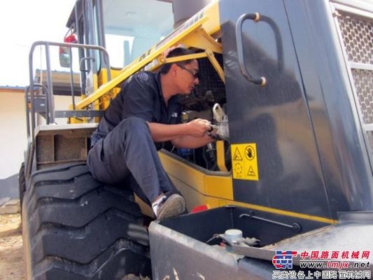 山推“客户关爱行”服务巡检走进湖南长沙