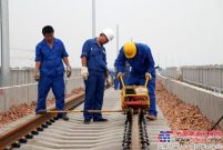 中铁十五局六公司郑机项目部焊轨施工拉开序幕