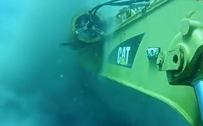 太逆天了，第一次见卡特彼勒海底作业的挖掘机