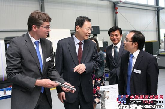 李学勇省长考察徐工欧洲公司时表示：徐工是中国企业走出去的成功例子
