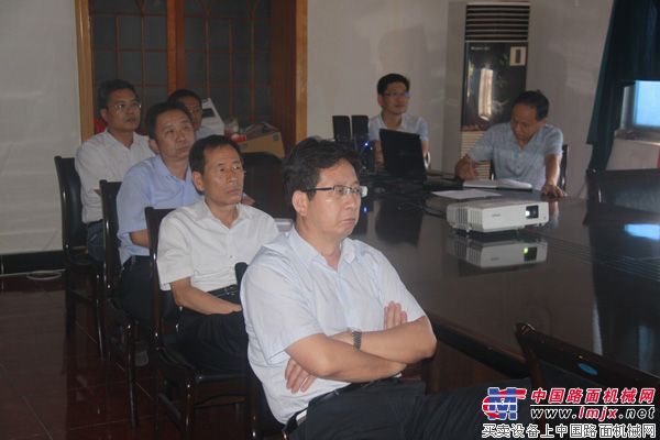 亚龙筑机组织观看“中国建筑2015年党组中心组(扩大)学习”视频