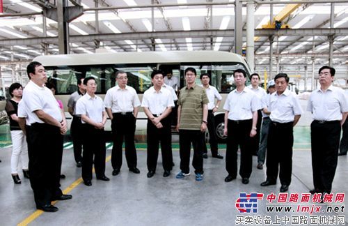 住鄂全国政协委员考察团到英轩重工参观考察