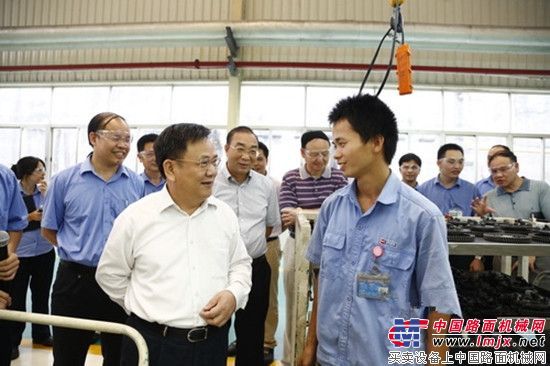 自治区安监局局长黎志逘到玉柴参观考察