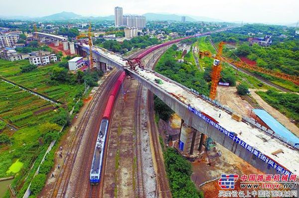長株潭城鐵空中跨越滬昆鐵路 預計明年7月通車